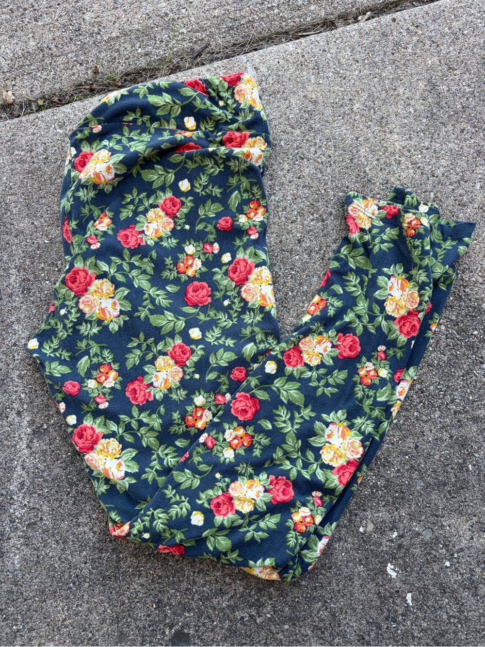 Lot of 3 LuLaRoe leggings 2 pairs are tall and curvy the other is one size.